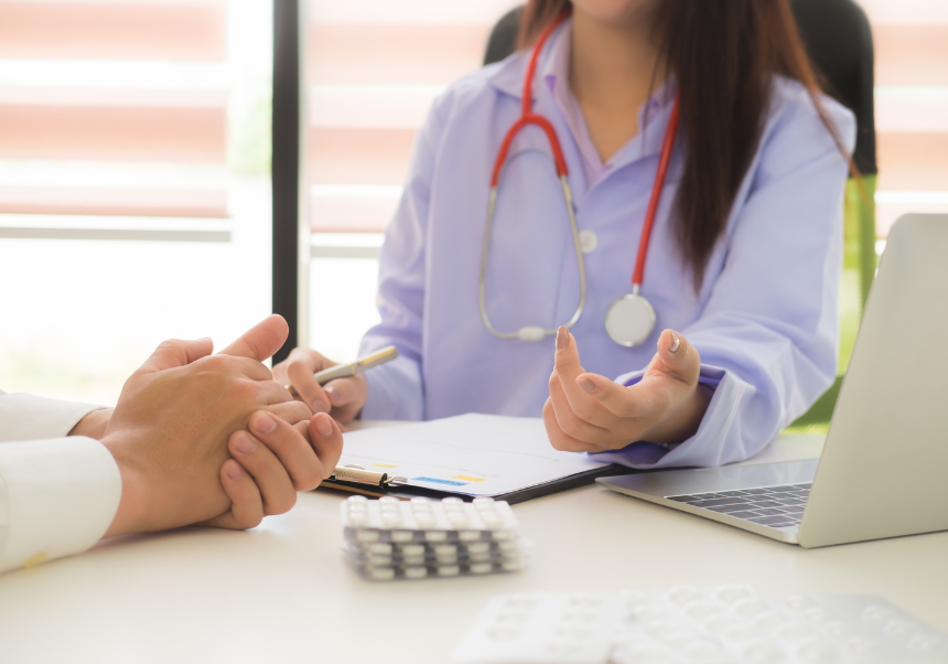 Médica atendiendo a paciente